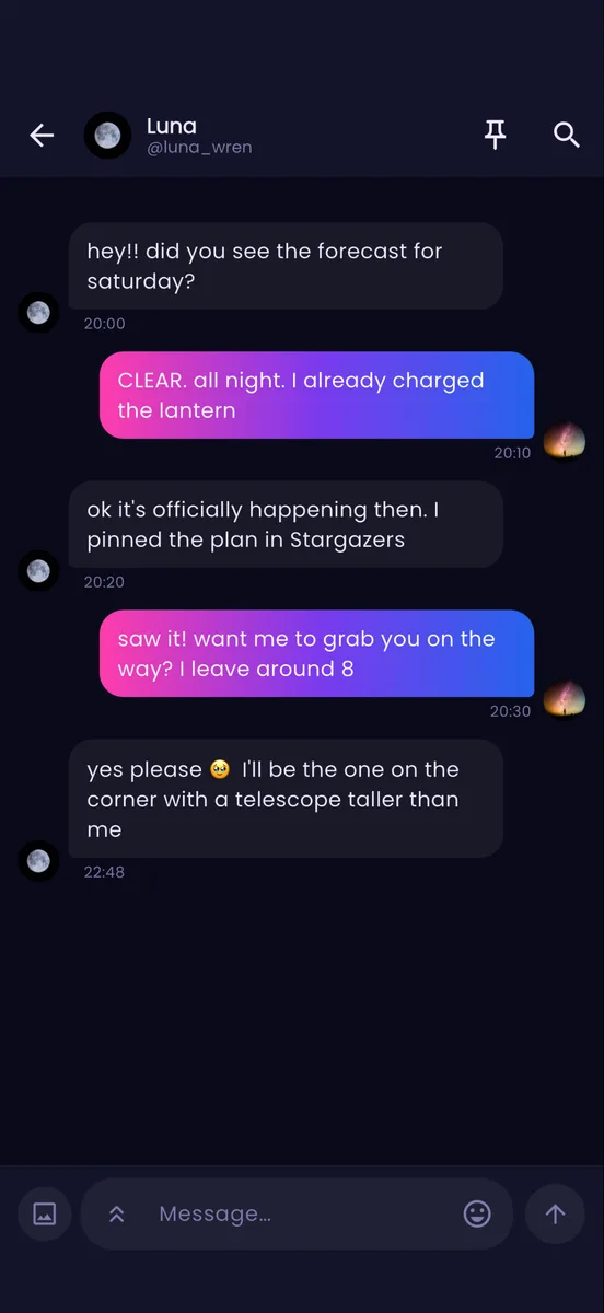 Luney direct-message chat in dark mode, with gradient message bubbles and read timestamps
